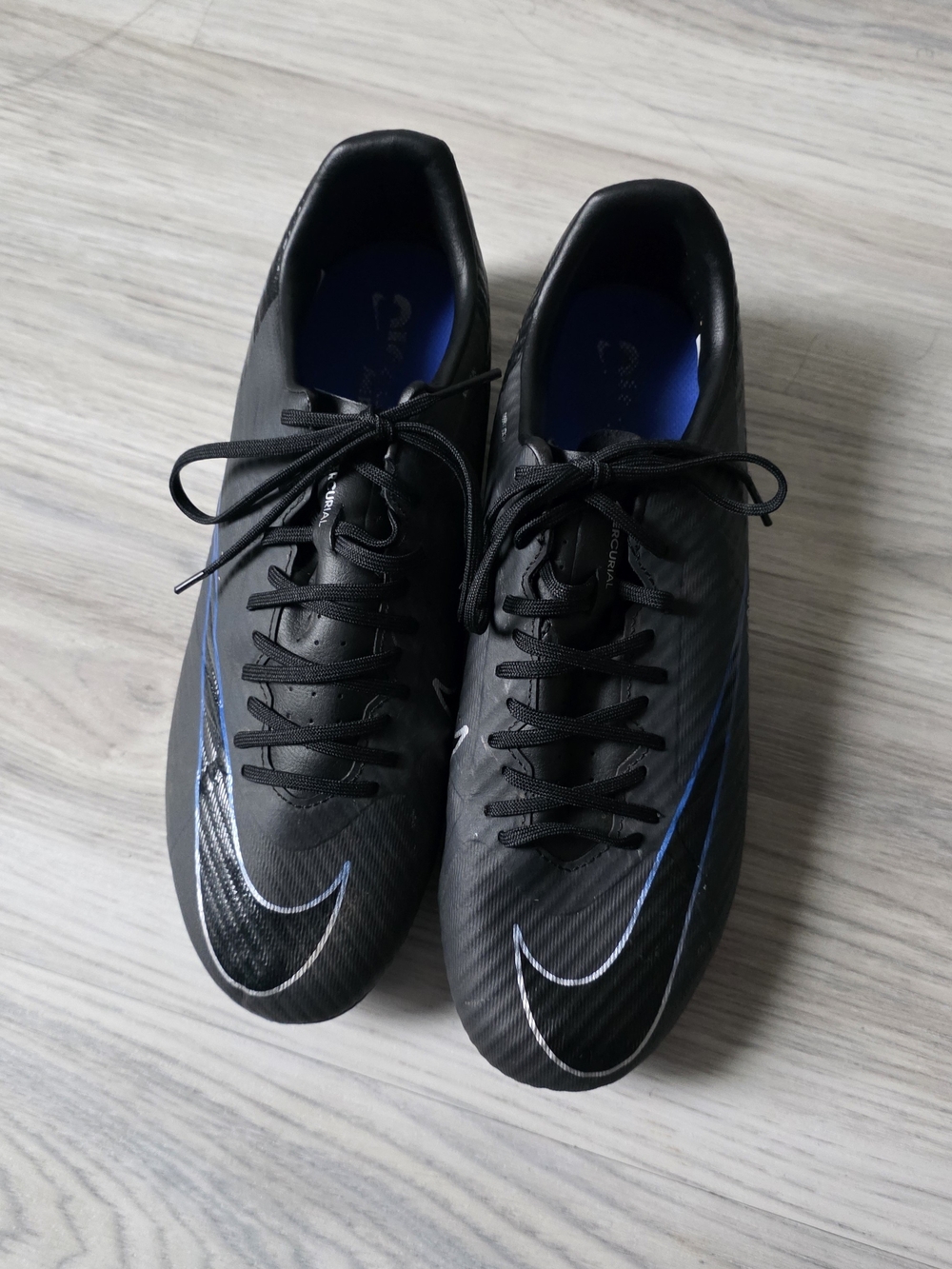 Nike Men’s Black Soccer Cleats with Blue Accents Size 9.5